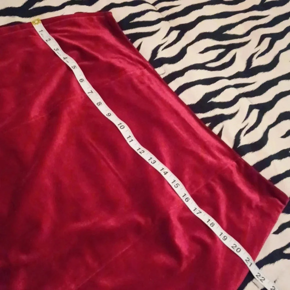 💙🐾Deep cherry velvet mini skirt with a slit - Picture 11 of 14